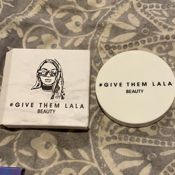 #Give them LaLa beauty pressed highlighter shade showstopper stunning rose gold - Picture 3 of 4